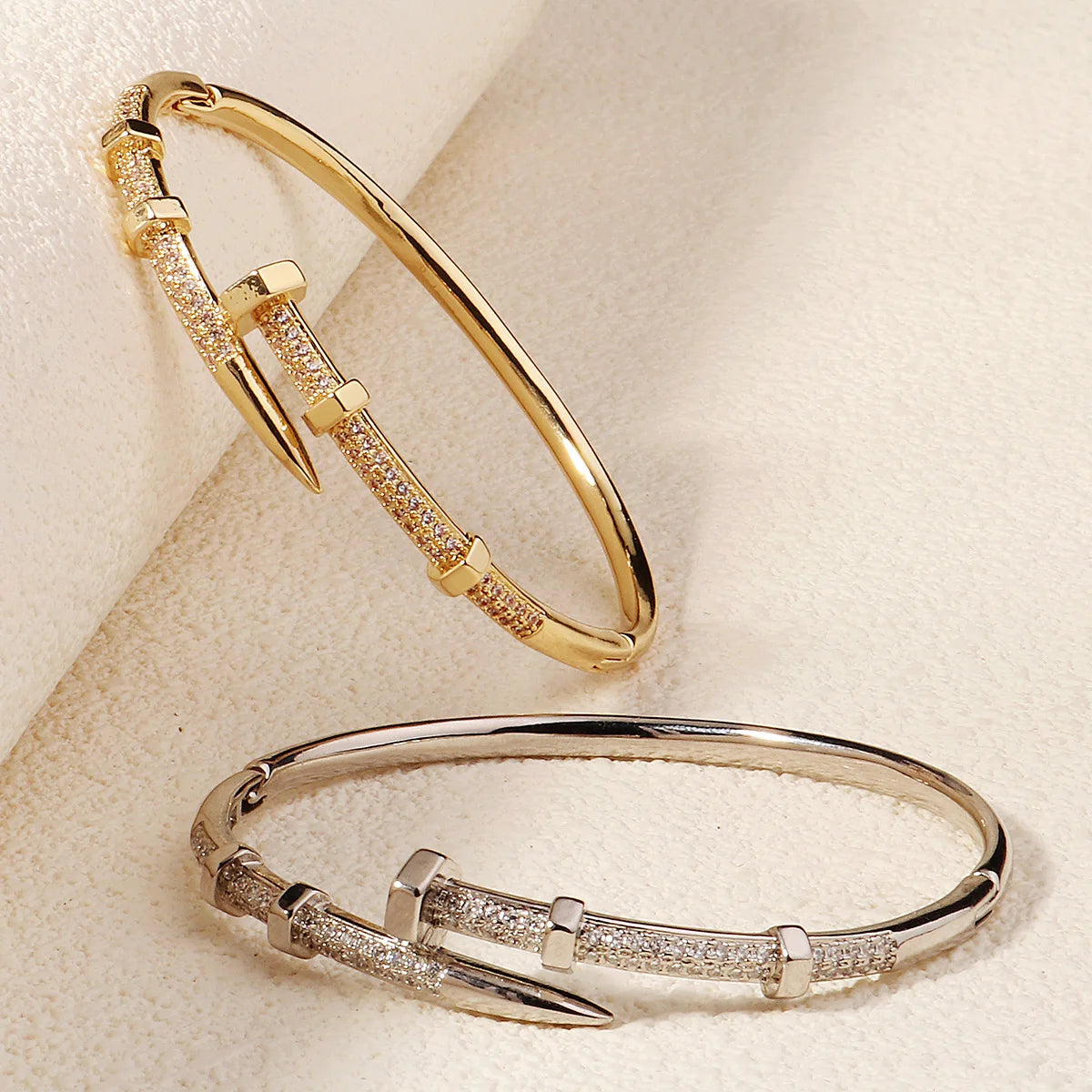 Pulsera Abierta de Cobre & Zirconia para Mujer – Joya Artesanal Moda Diaria