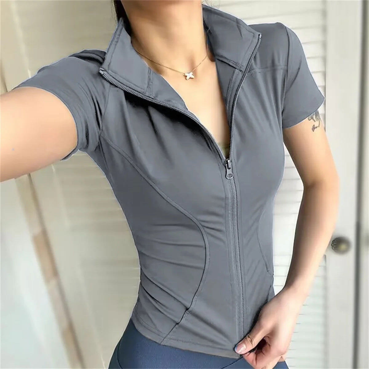 Chaqueta Deportiva Manga Corta Mujer con Cremallera – Running, Yoga & Ciclismo