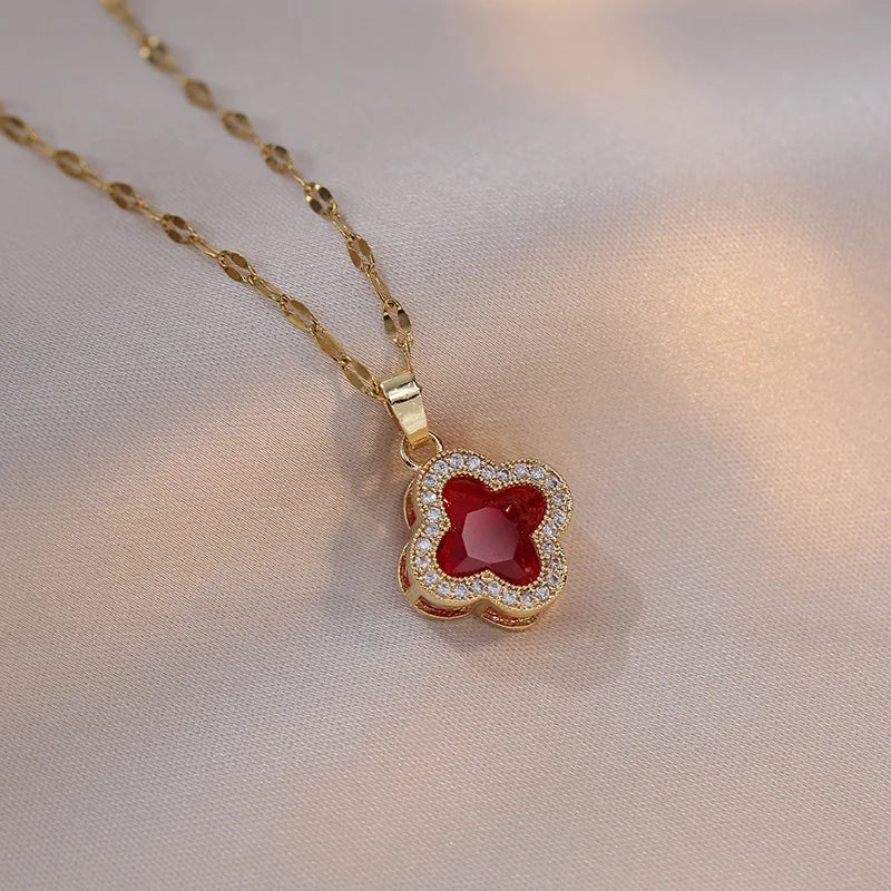 Collar Concha & Trébol de la Suerte – Acero Inoxidable Chapado Dorado para Mujer