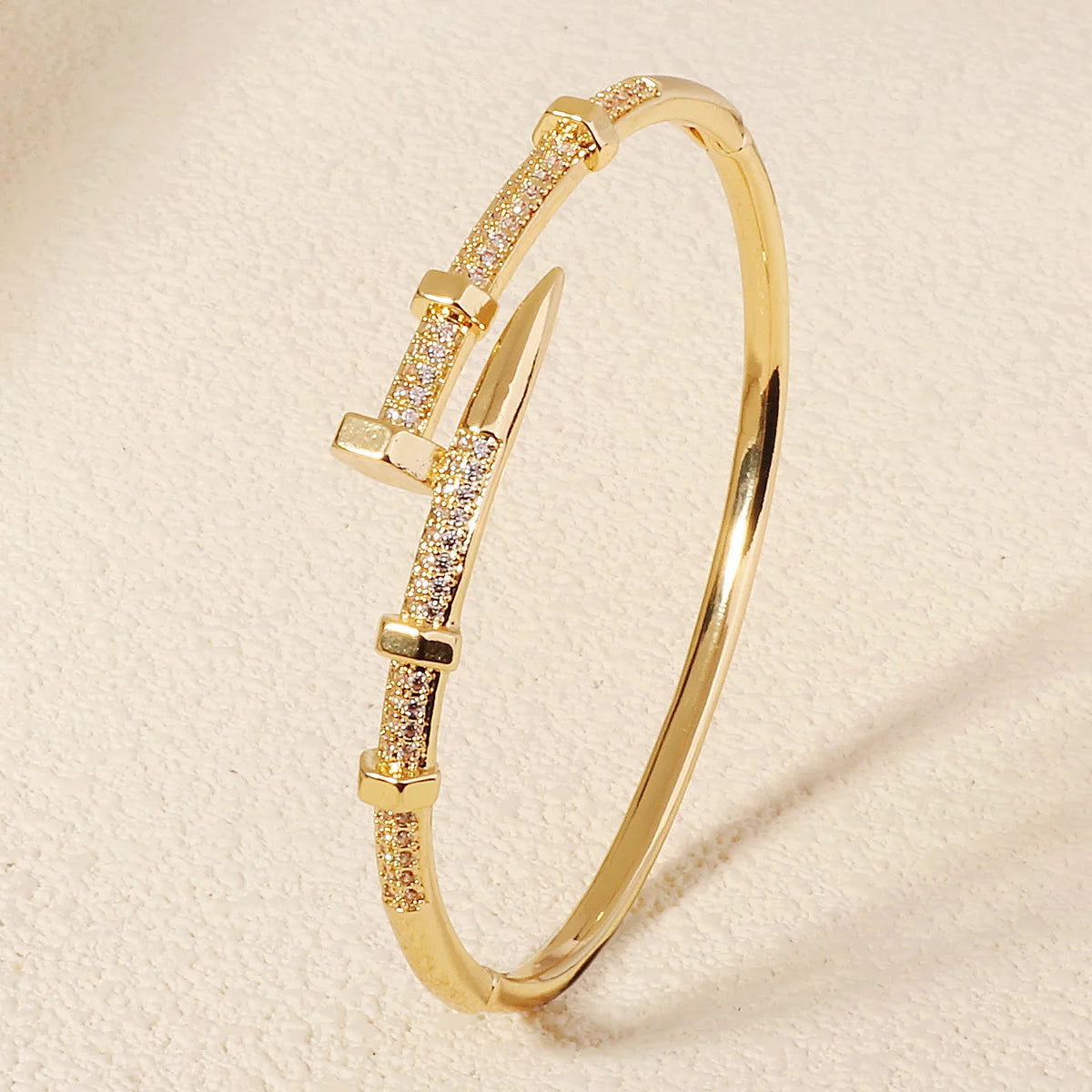 Pulsera Abierta de Cobre & Zirconia para Mujer – Joya Artesanal Moda Diaria
