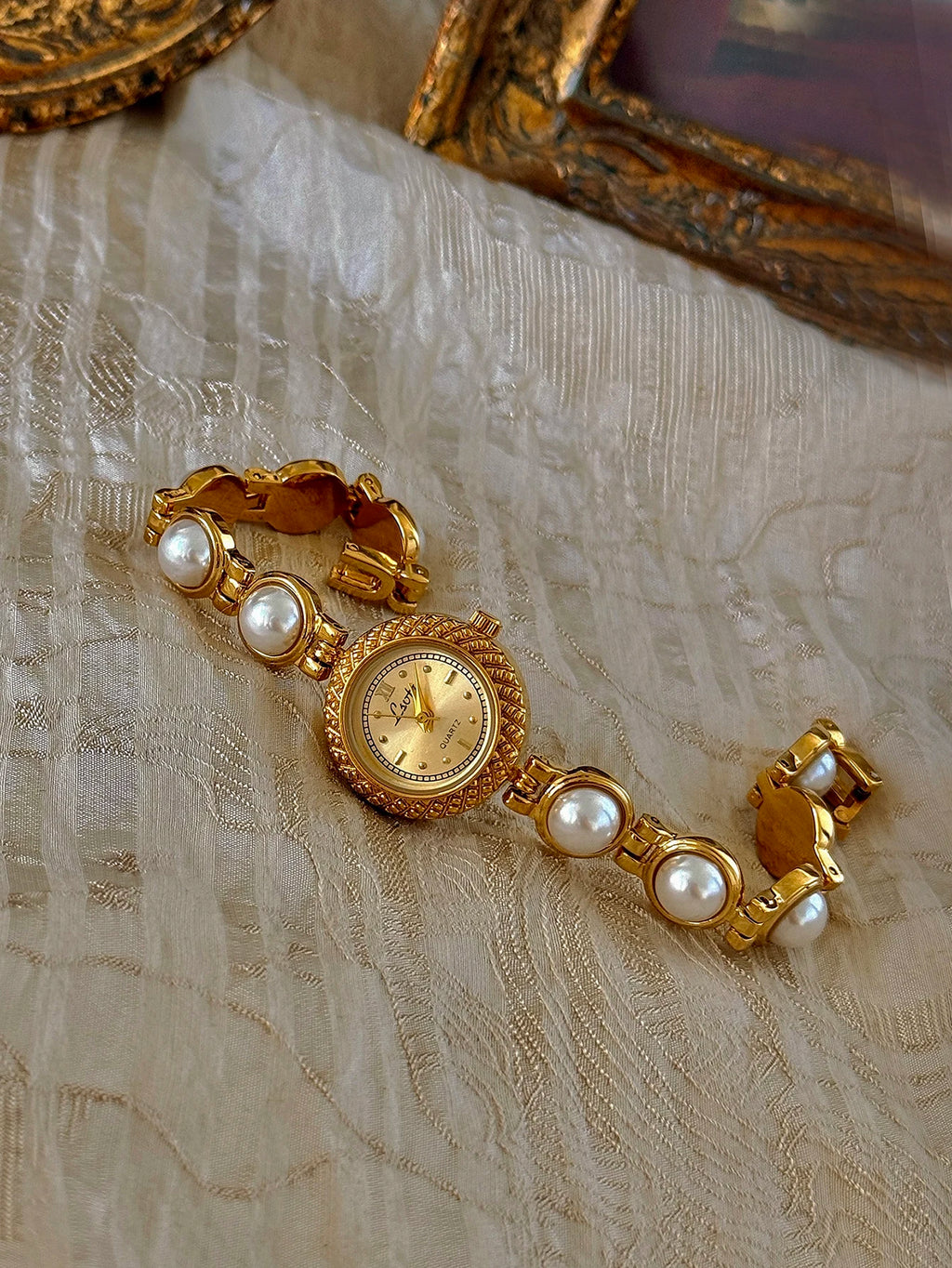 Reloj de Cuarzo con Correa de Perlas – Colección Bohème Dorada