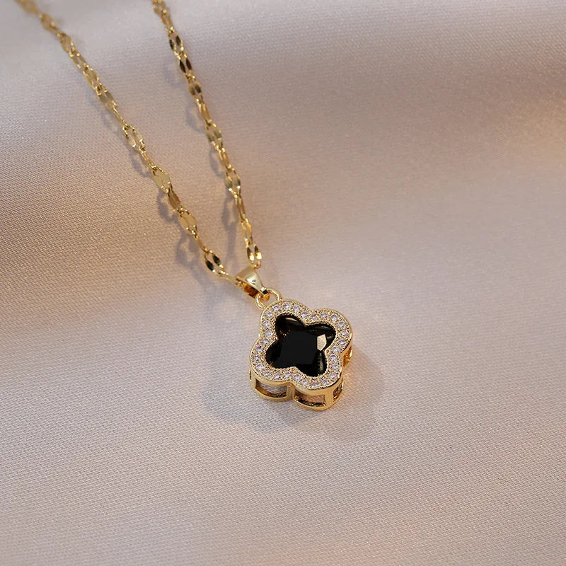 Collar Concha & Trébol de la Suerte – Acero Inoxidable Chapado Dorado para Mujer