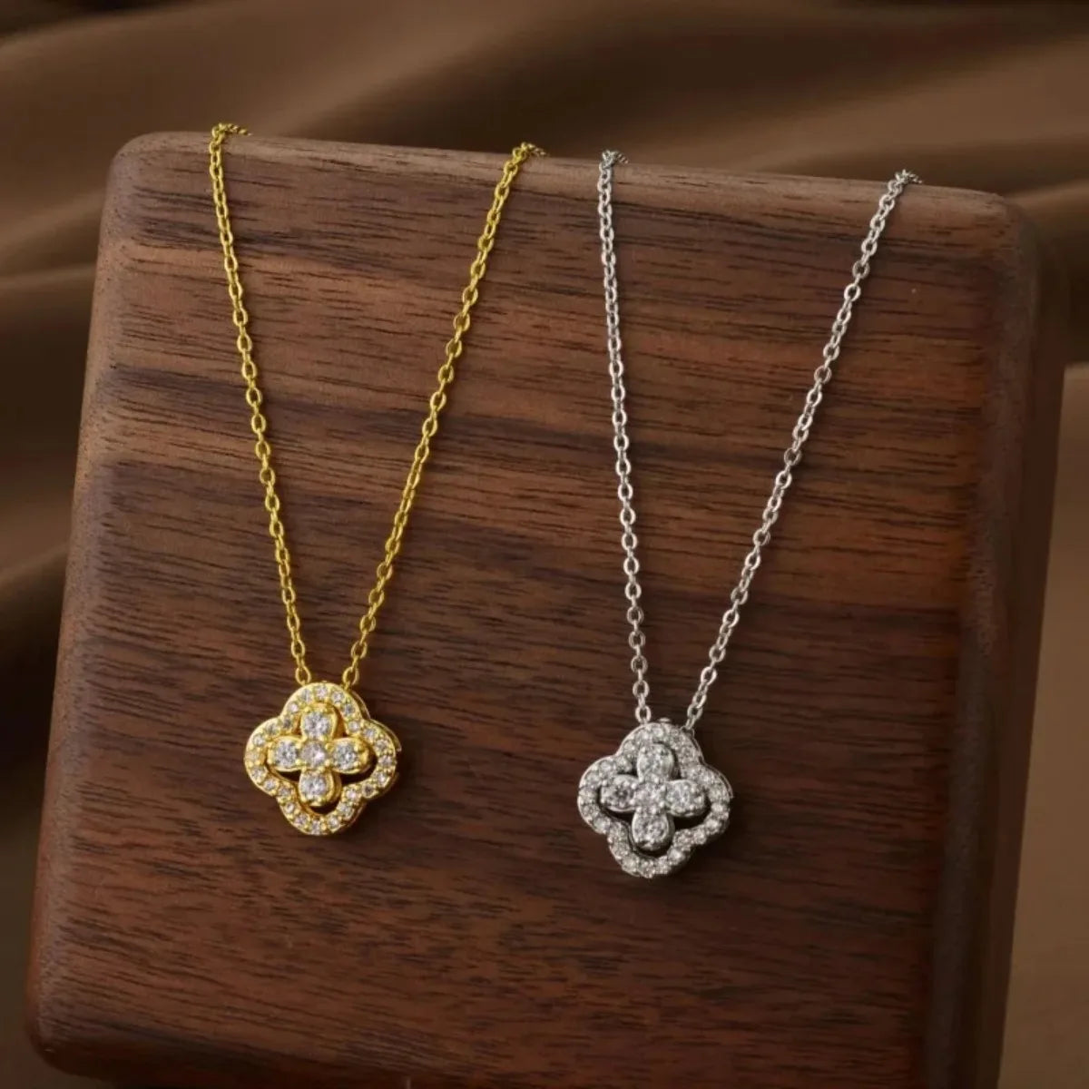 Collar de Flor con Cuatro Colgantes para Mujer – Cadena Clavicular Regalo Cumpleaños