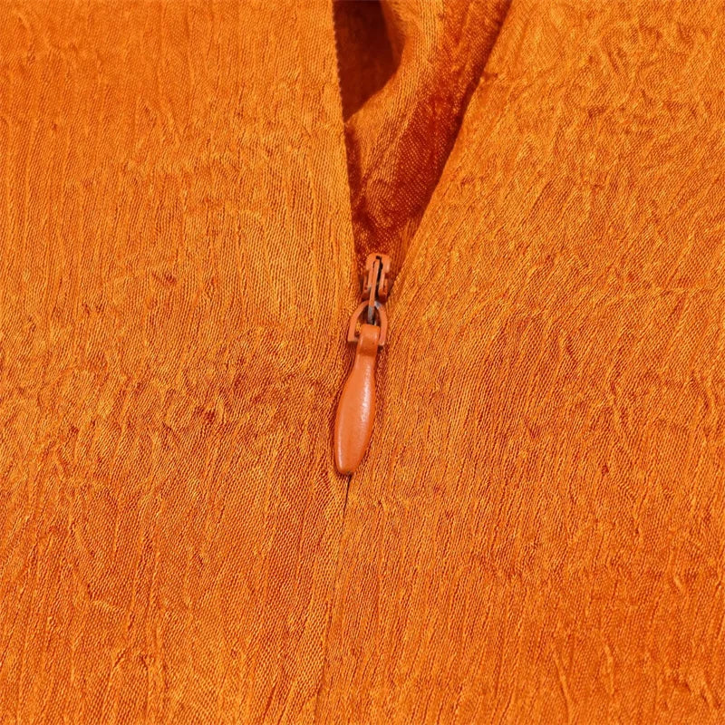Top para mujer, novedad de primavera 2026: diseño naranja sin mangas con textura satinada y lazo largo; una prenda elegante, estilosa y única que marca tendencia.