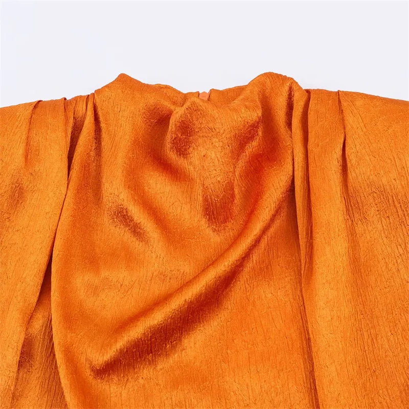 Top para mujer, novedad de primavera 2026: diseño naranja sin mangas con textura satinada y lazo largo; una prenda elegante, estilosa y única que marca tendencia.