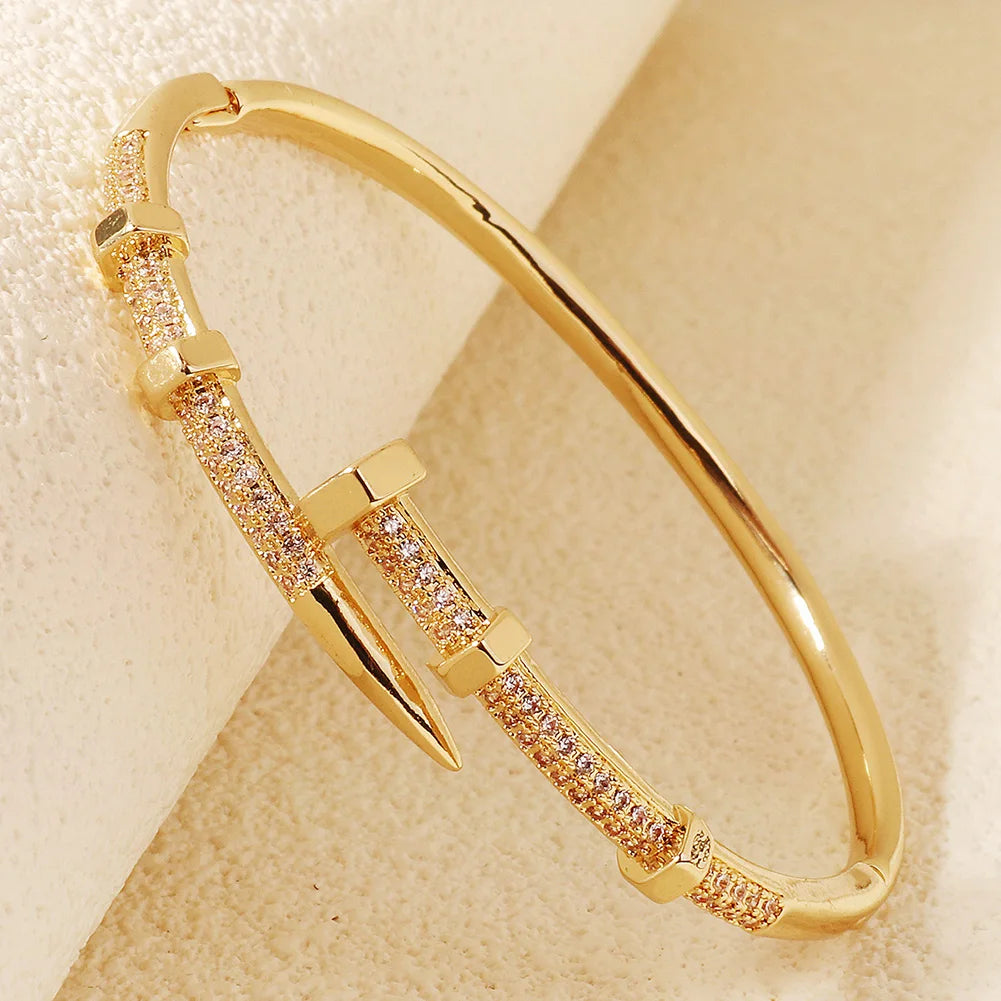 Pulsera Abierta de Cobre & Zirconia para Mujer – Joya Artesanal Moda Diaria