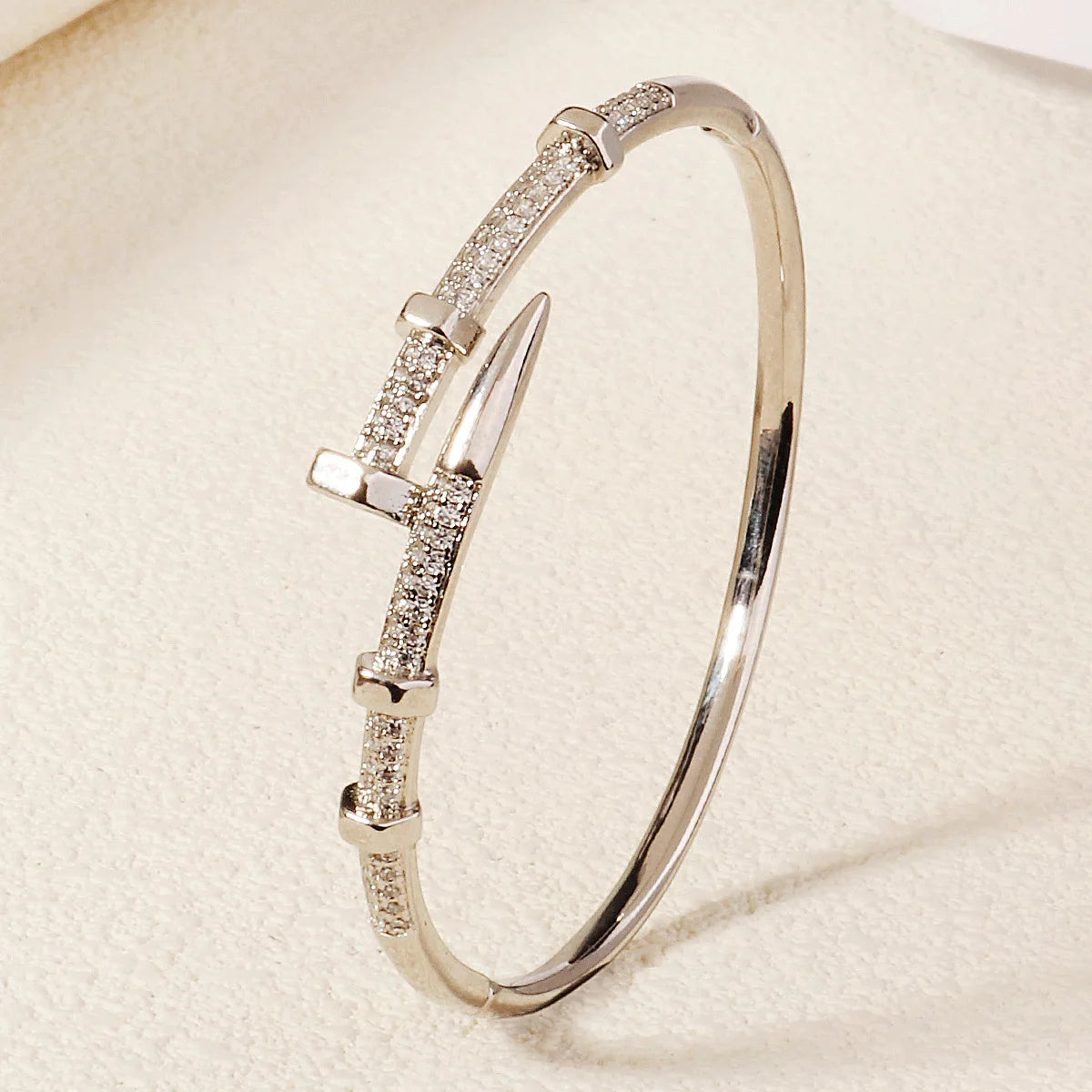 Pulsera Abierta de Cobre & Zirconia para Mujer – Joya Artesanal Moda Diaria