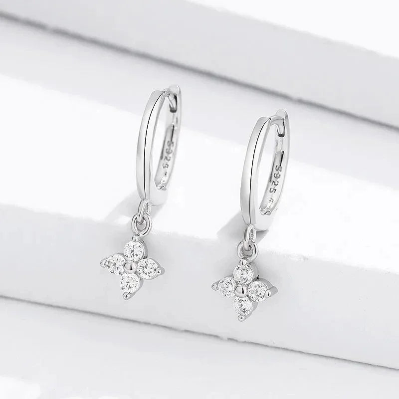 Pendientes de Aro Trébol con Zirconia en Plata 925 – Joya de Boda & Fiesta