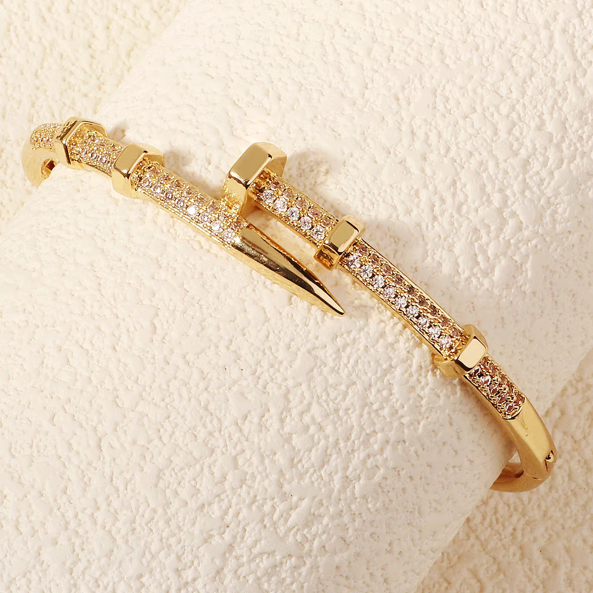 Pulsera Abierta de Cobre & Zirconia para Mujer – Joya Artesanal Moda Diaria