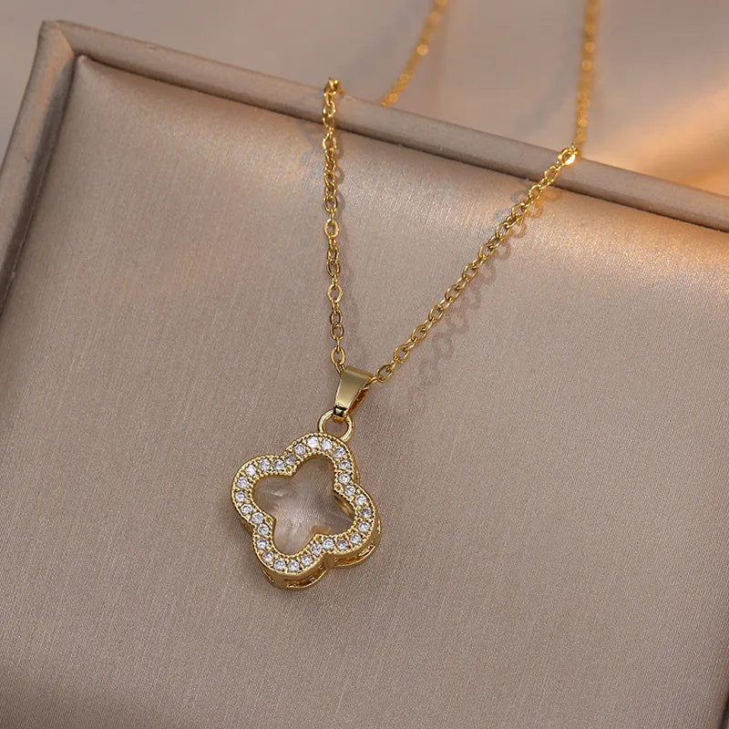 Collar Concha & Trébol de la Suerte – Acero Inoxidable Chapado Dorado para Mujer