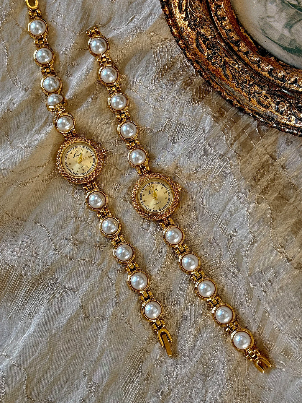 Reloj de Cuarzo con Correa de Perlas – Colección Bohème Dorada