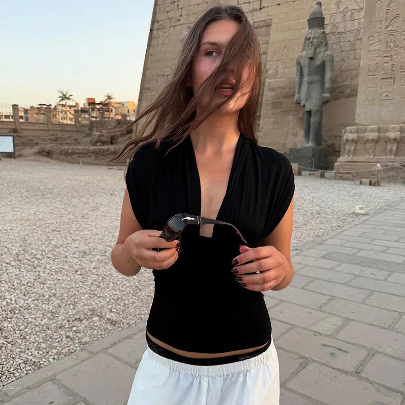 Top corto sexy de tirantes con cuello en V para mujer; estilo Y2K ajustado, sin espalda, con cordones y detalle fruncido. Ideal para fiestas y discotecas. Tendencia verano 2026.